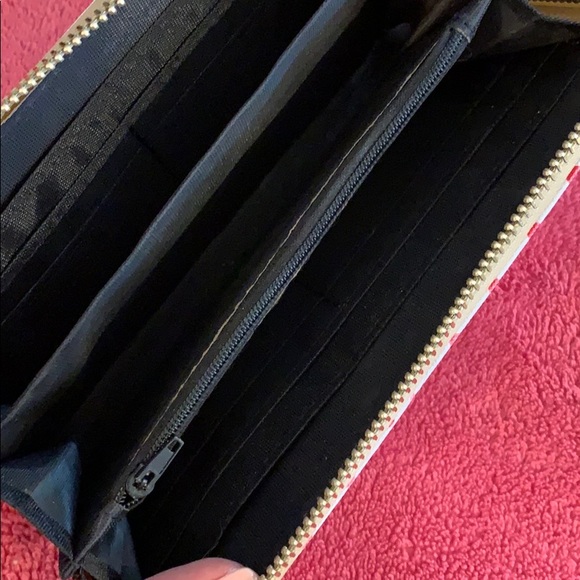 Fun lip wallet- host pick 🥰🥰🥰 - Picture 4 of 8